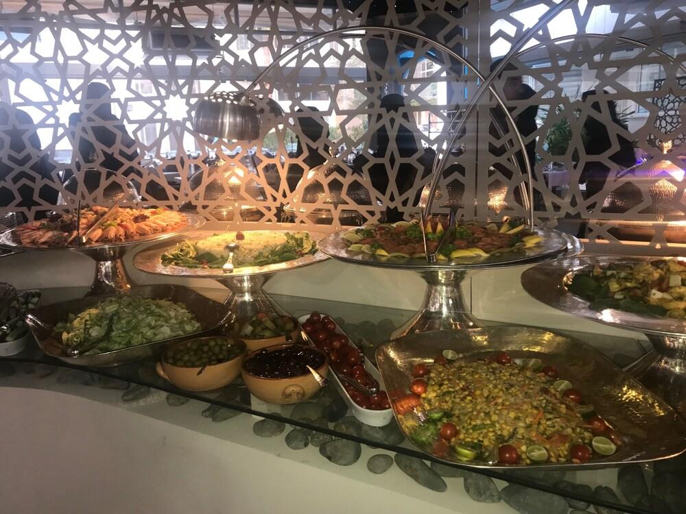 Carlton Al Moaibed Hotel Dammam Dış mekan fotoğraf A selection of meze at a restaurant in Nicosia, Cyprus