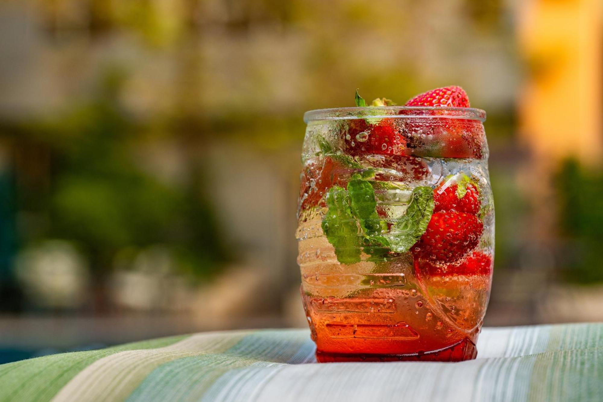 Carlton Al Moaibed Hotel Dammam Dış mekan fotoğraf A strawberry and mint caipirinha