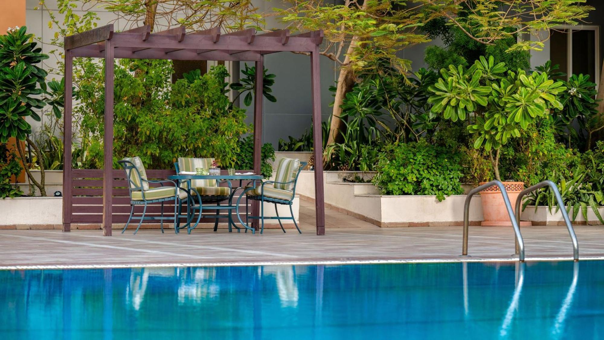 Carlton Al Moaibed Hotel Dammam Dış mekan fotoğraf The swimming pool at the hotel