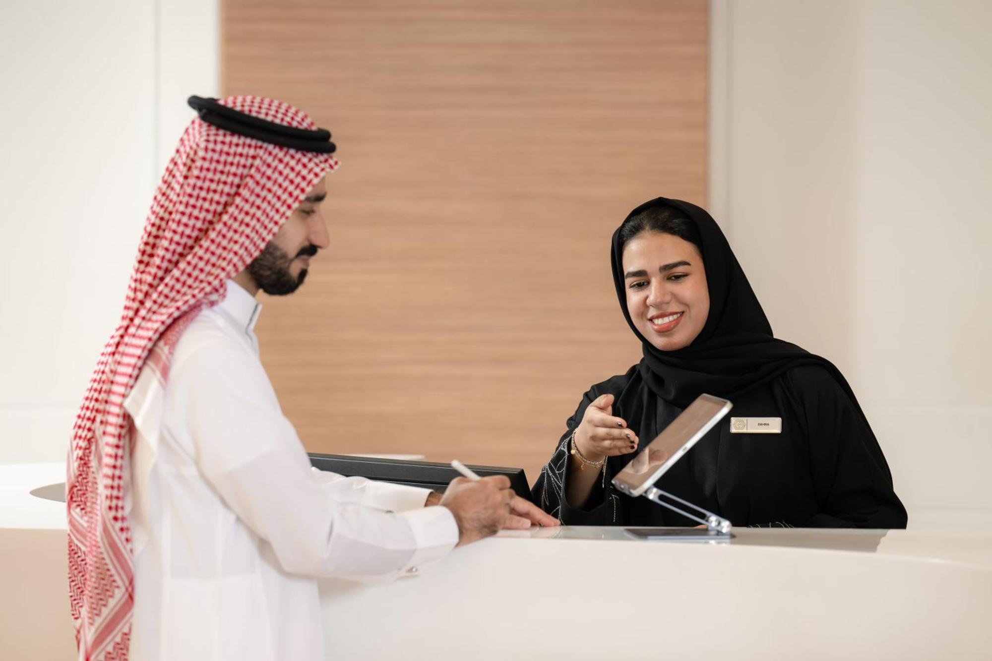 Carlton Al Moaibed Hotel Dammam Dış mekan fotoğraf A Saudi Arabian woman working at a hotel