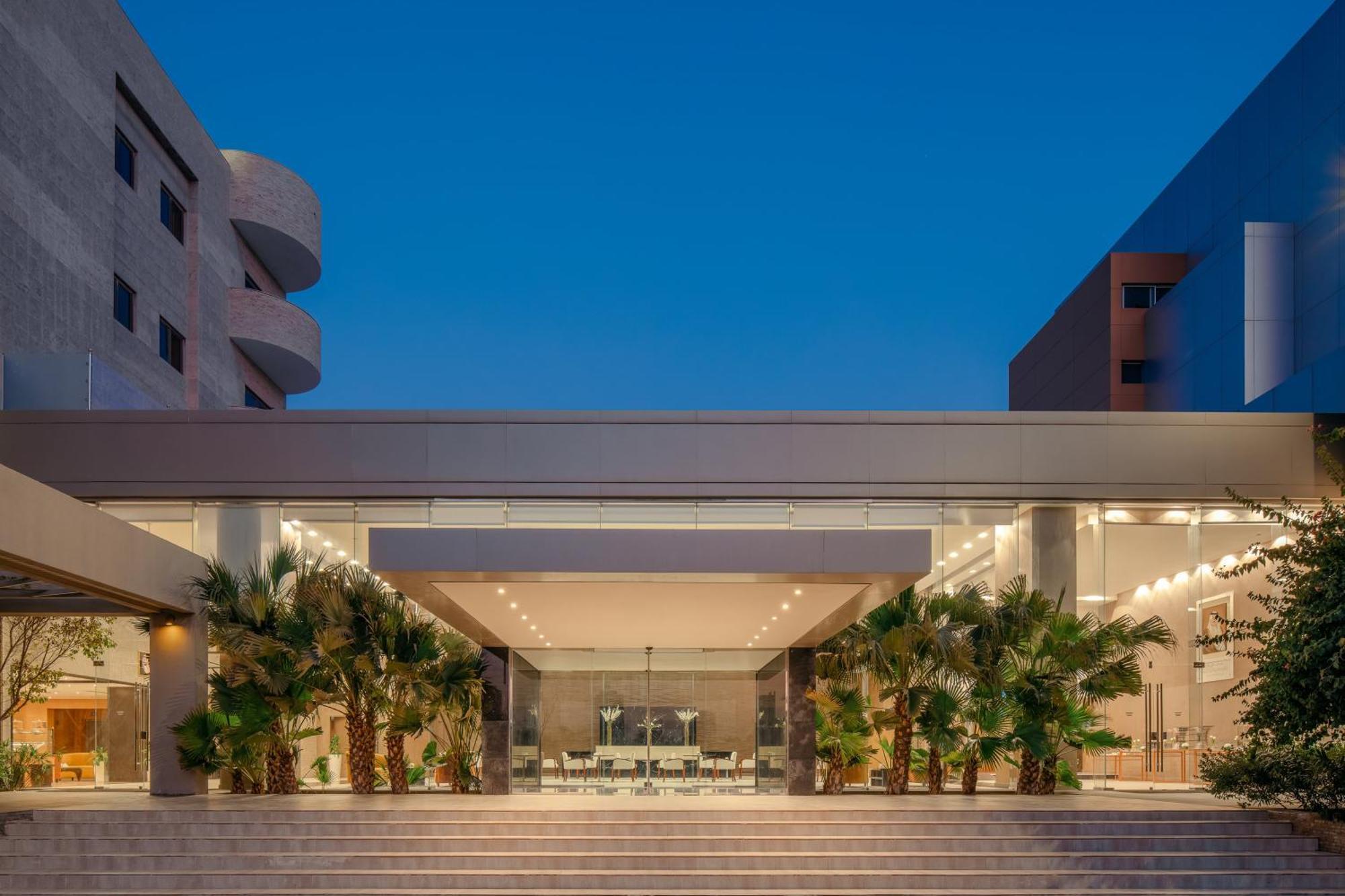 Carlton Al Moaibed Hotel Dammam Dış mekan fotoğraf The main entrance of the hospital